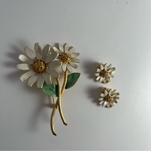 Daisy rhinestone brooch and clip on earrings gold tone by BSK vintage 1960’s